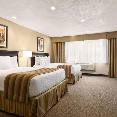 Days Inn By Wyndham Montreal East Екстер'єр фото