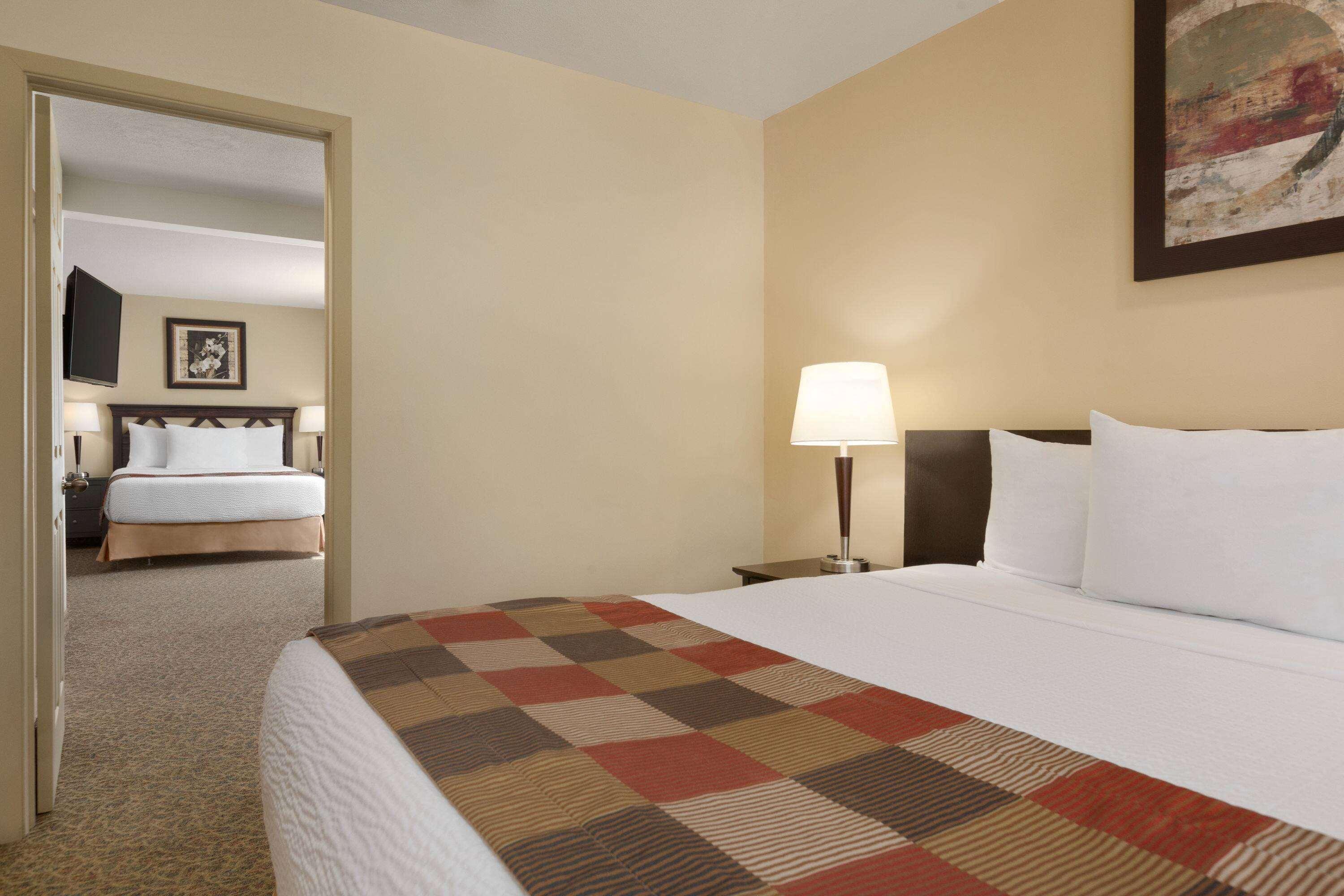 Days Inn By Wyndham Montreal East Екстер'єр фото