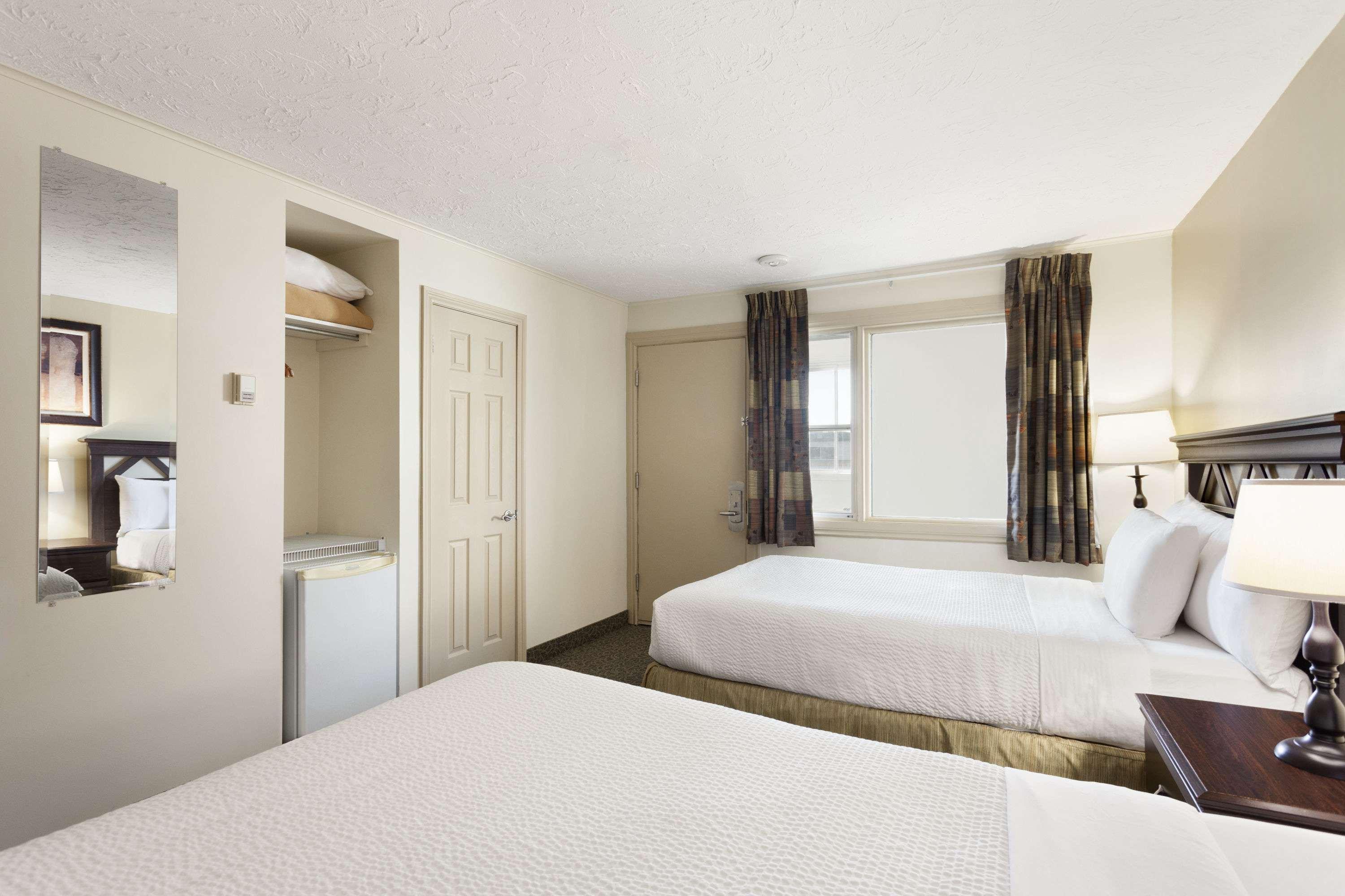 Days Inn By Wyndham Montreal East Екстер'єр фото