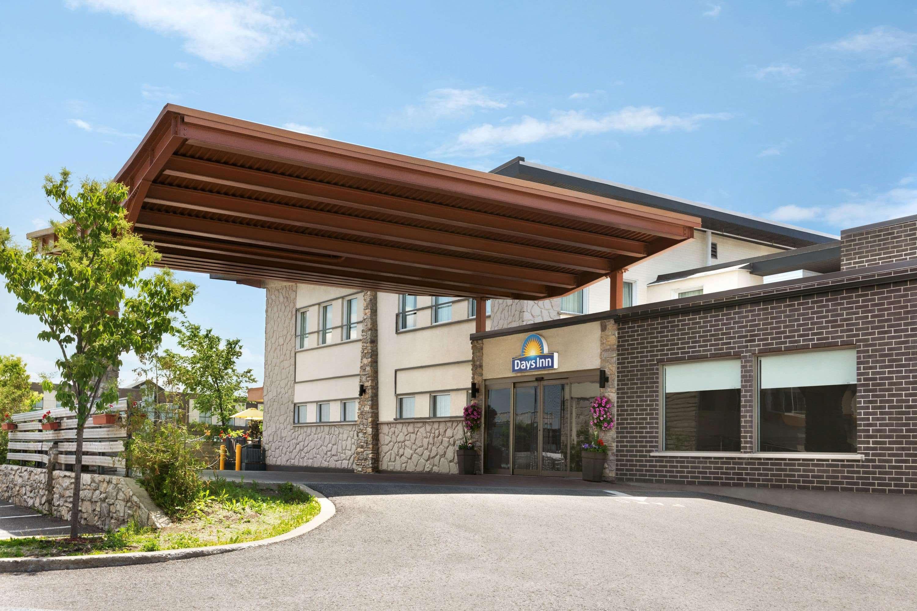 Days Inn By Wyndham Montreal East Екстер'єр фото