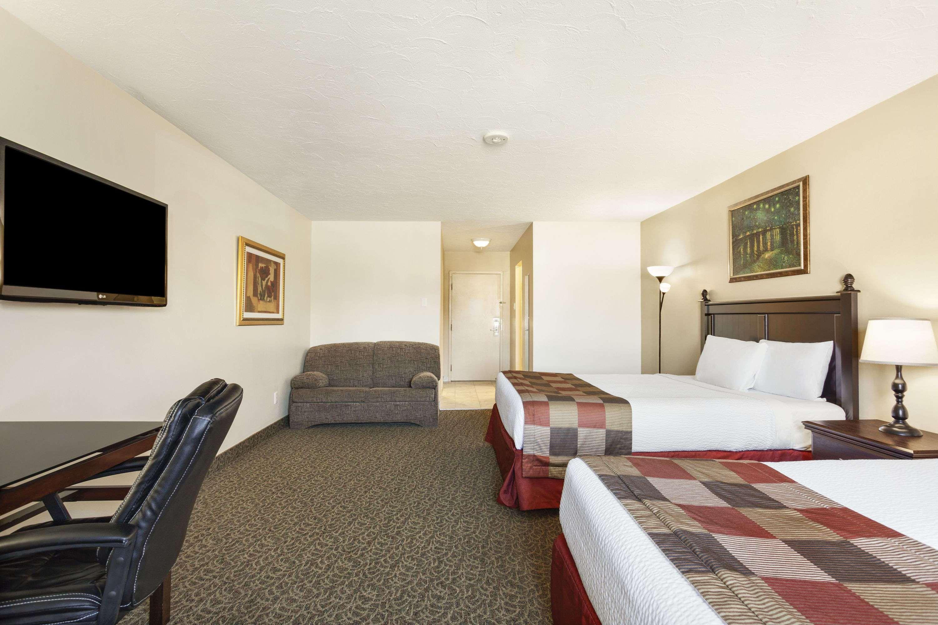 Days Inn By Wyndham Montreal East Екстер'єр фото
