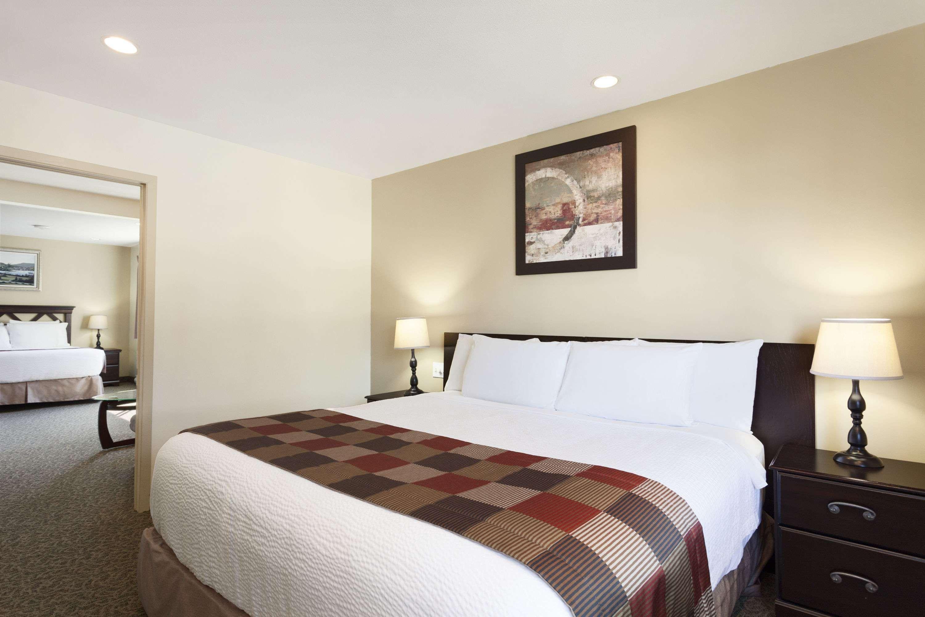 Days Inn By Wyndham Montreal East Екстер'єр фото