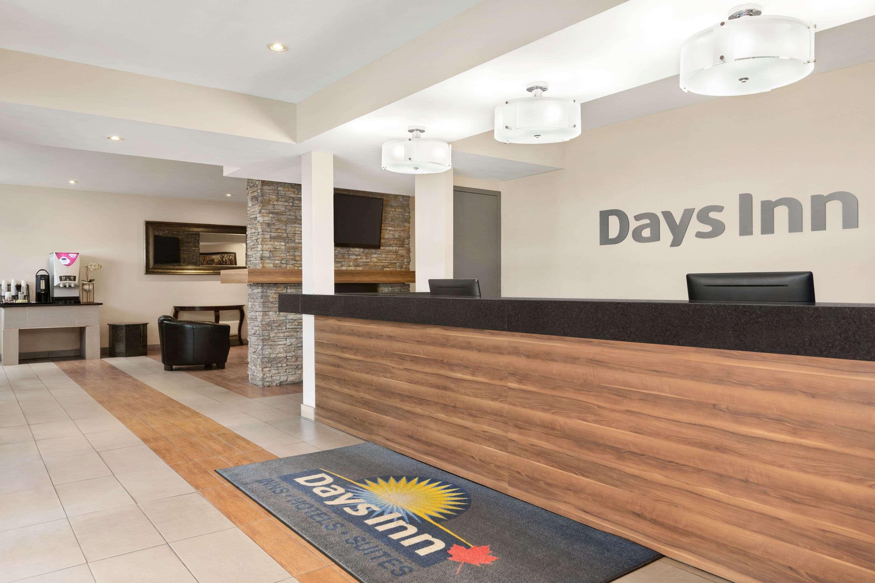 Days Inn By Wyndham Montreal East Екстер'єр фото