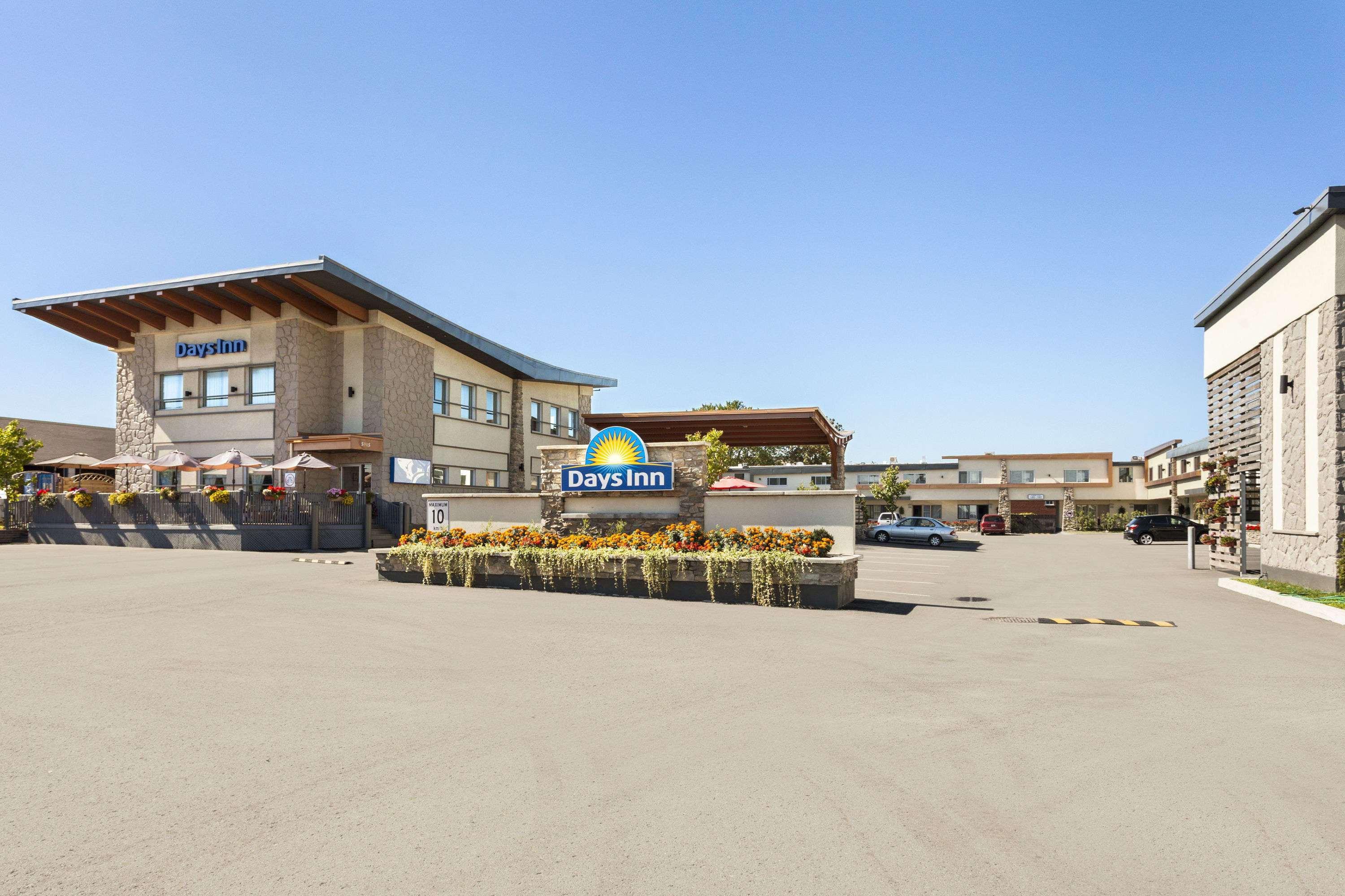 Days Inn By Wyndham Montreal East Екстер'єр фото