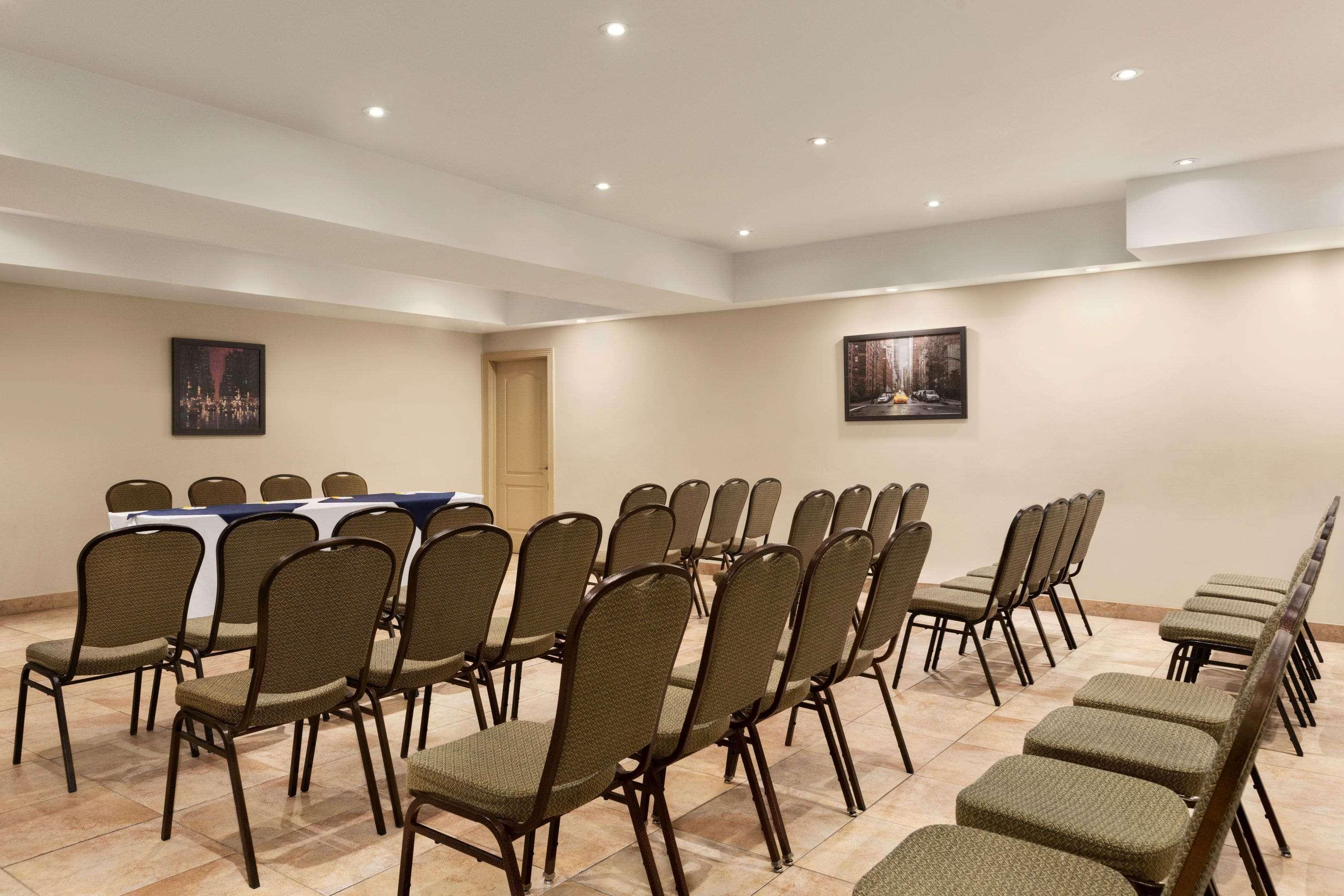 Days Inn By Wyndham Montreal East Екстер'єр фото