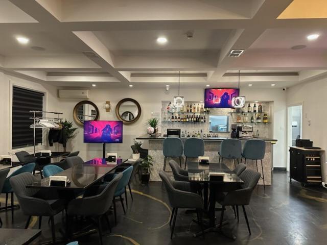 Days Inn By Wyndham Montreal East Екстер'єр фото