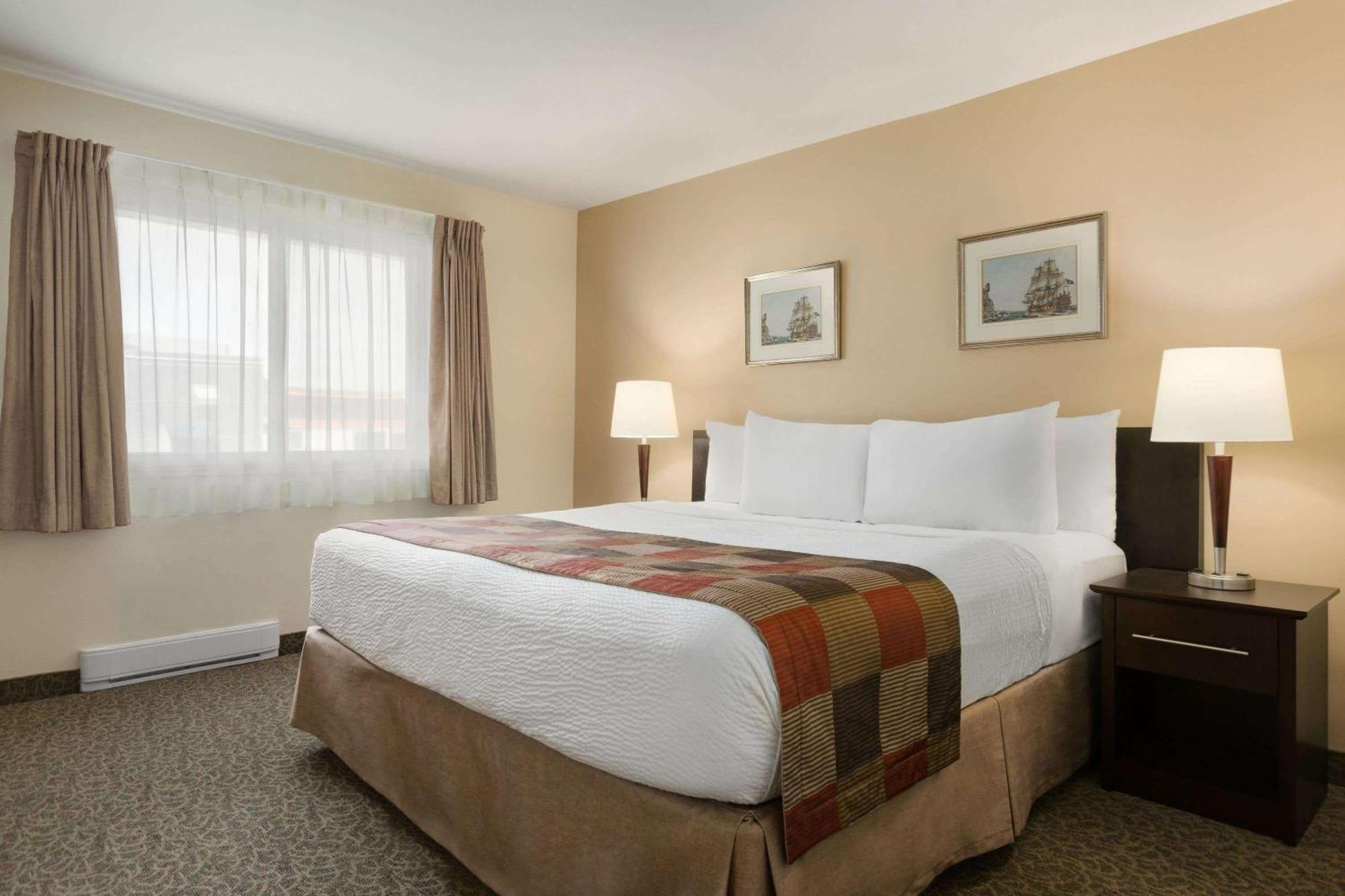 Days Inn By Wyndham Montreal East Екстер'єр фото