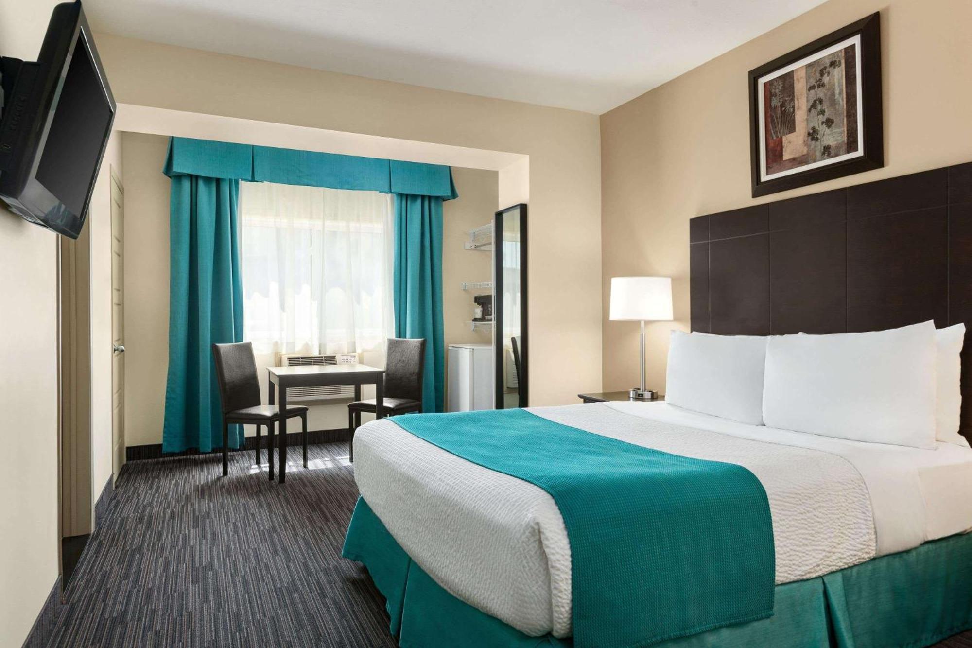 Days Inn By Wyndham Montreal East Екстер'єр фото