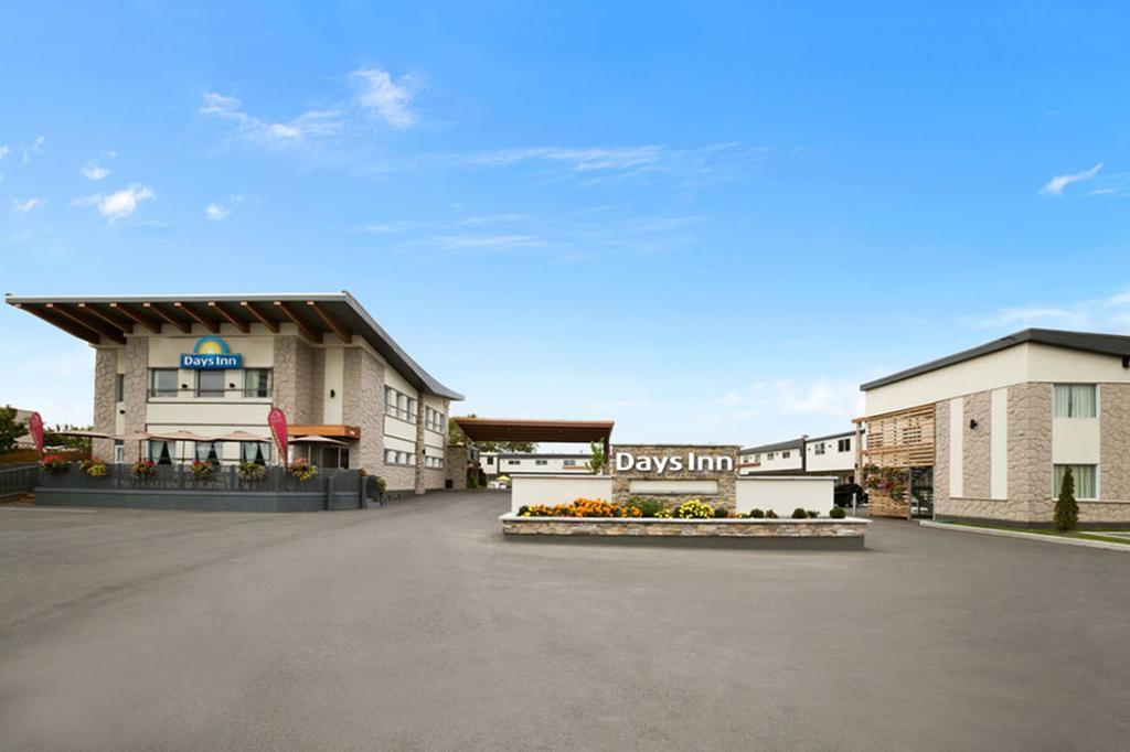 Days Inn By Wyndham Montreal East Екстер'єр фото