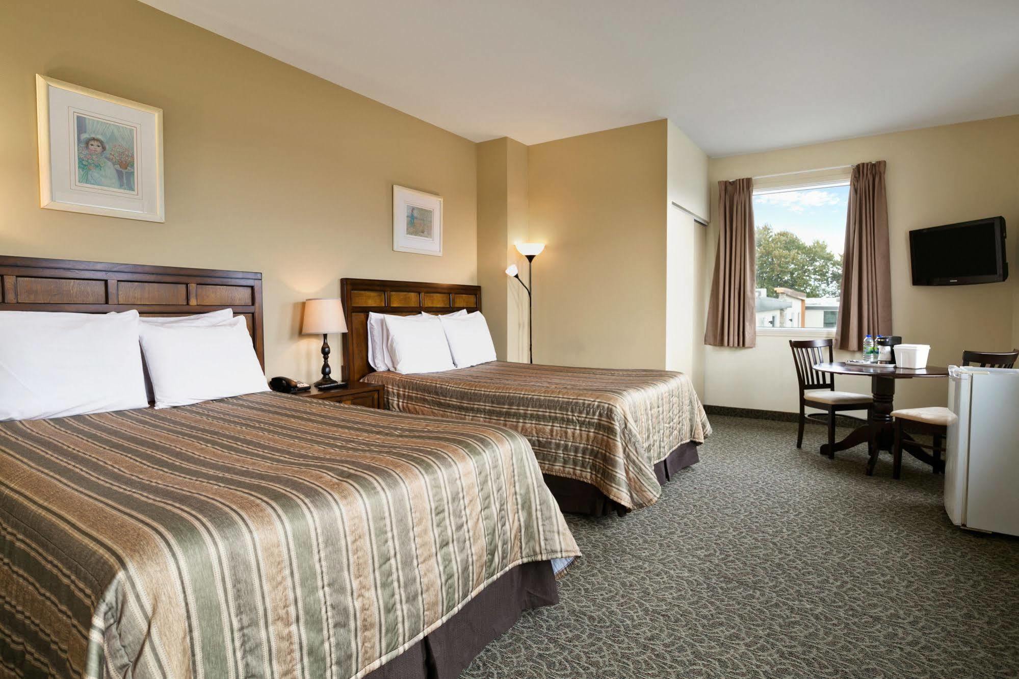 Days Inn By Wyndham Montreal East Екстер'єр фото